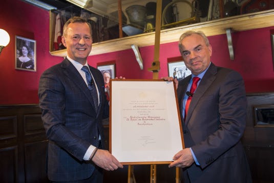 RAI Vereniging-voorzitter Steven van Eijck (rechts) ontving de speciale oorkonde uit handen van de nieuwe commissaris van de Koning (CdK) in de provincie Noord Holland, Arthur van Dijk.