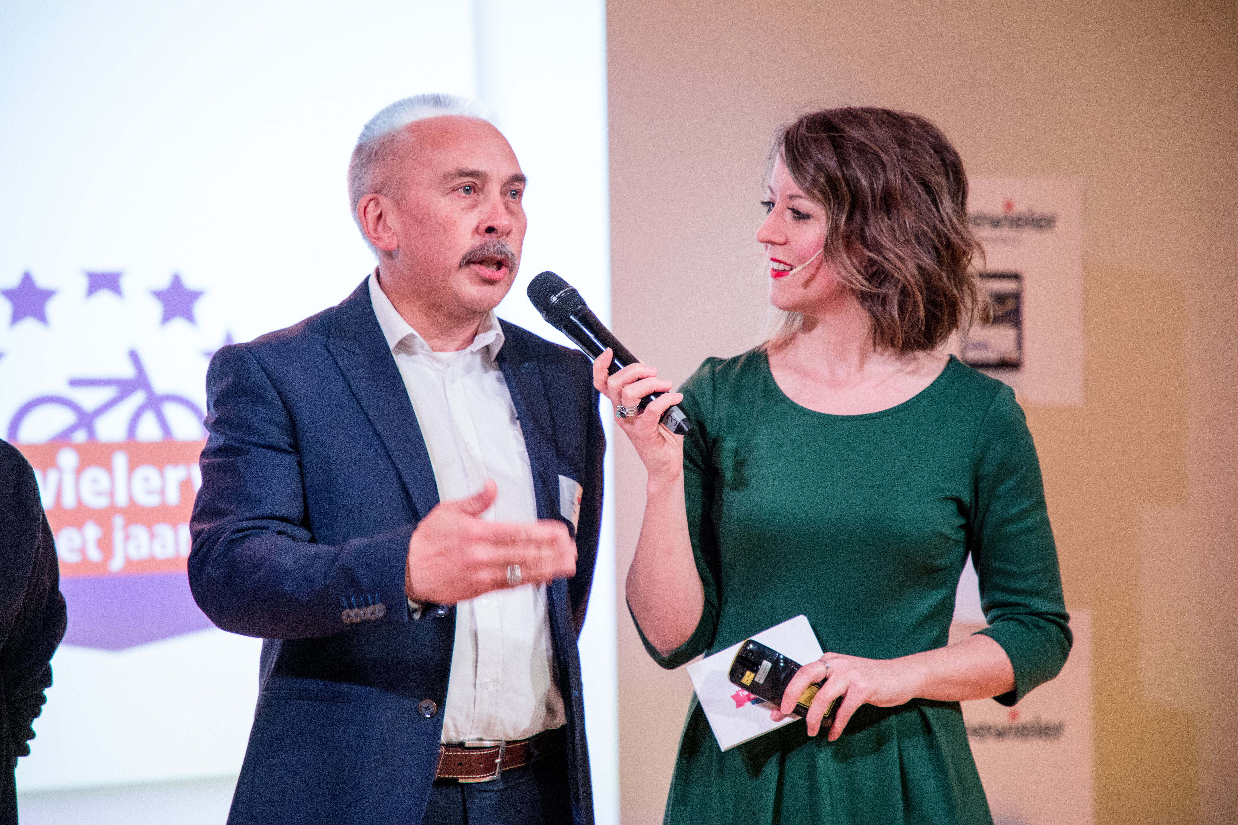 Juryvoorzitter Ferry Smith (links): "De ervaring leert dat deelname aan de verkiezing het team van het deelnemende bedrijf nog meer met elkaar verbindt. Het geeft de samenwerking een extra impuls, want het team gaat er samen voor.”