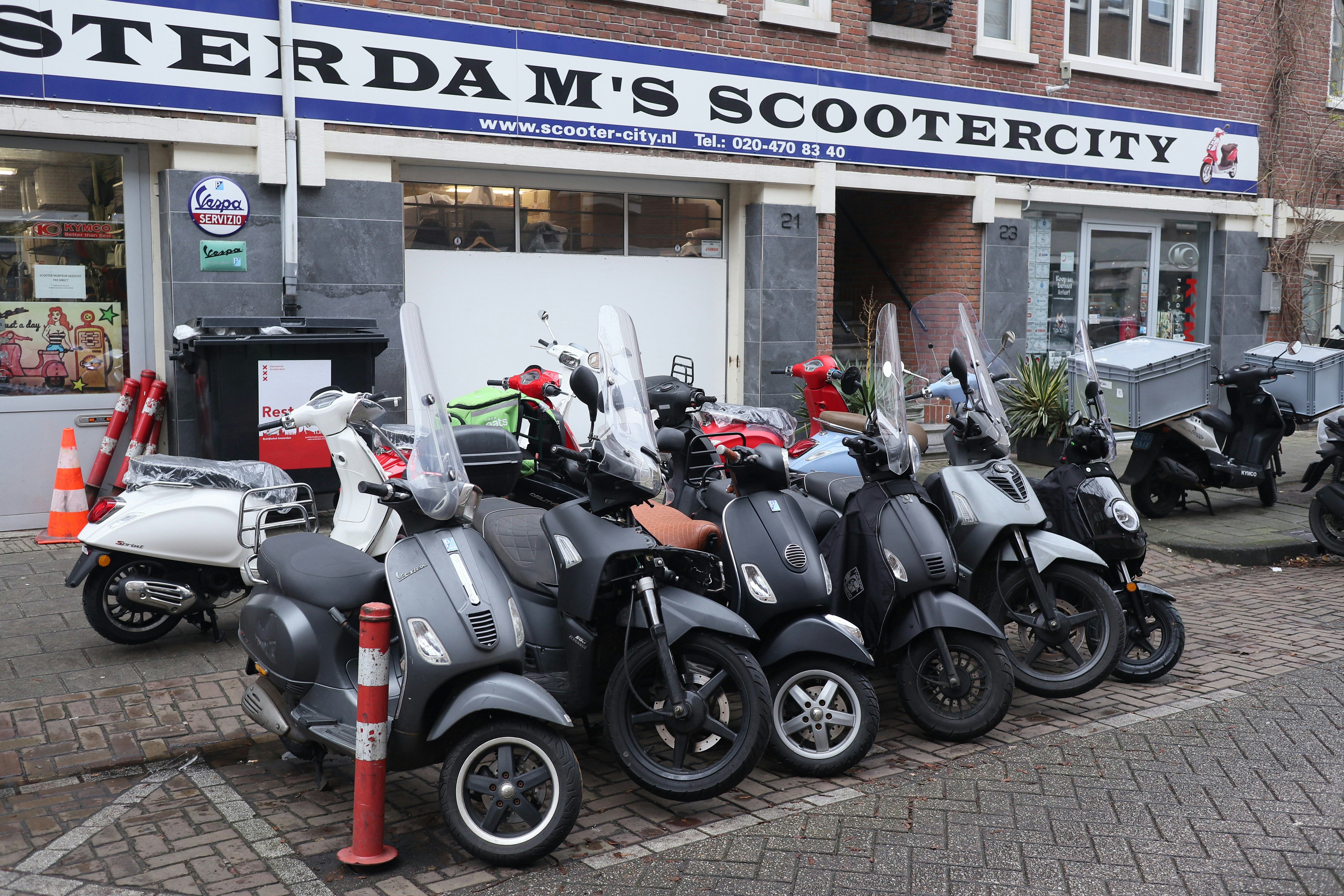 Snorscooter in april naar rijbaan: 'Het wordt chaos in Amsterdam'