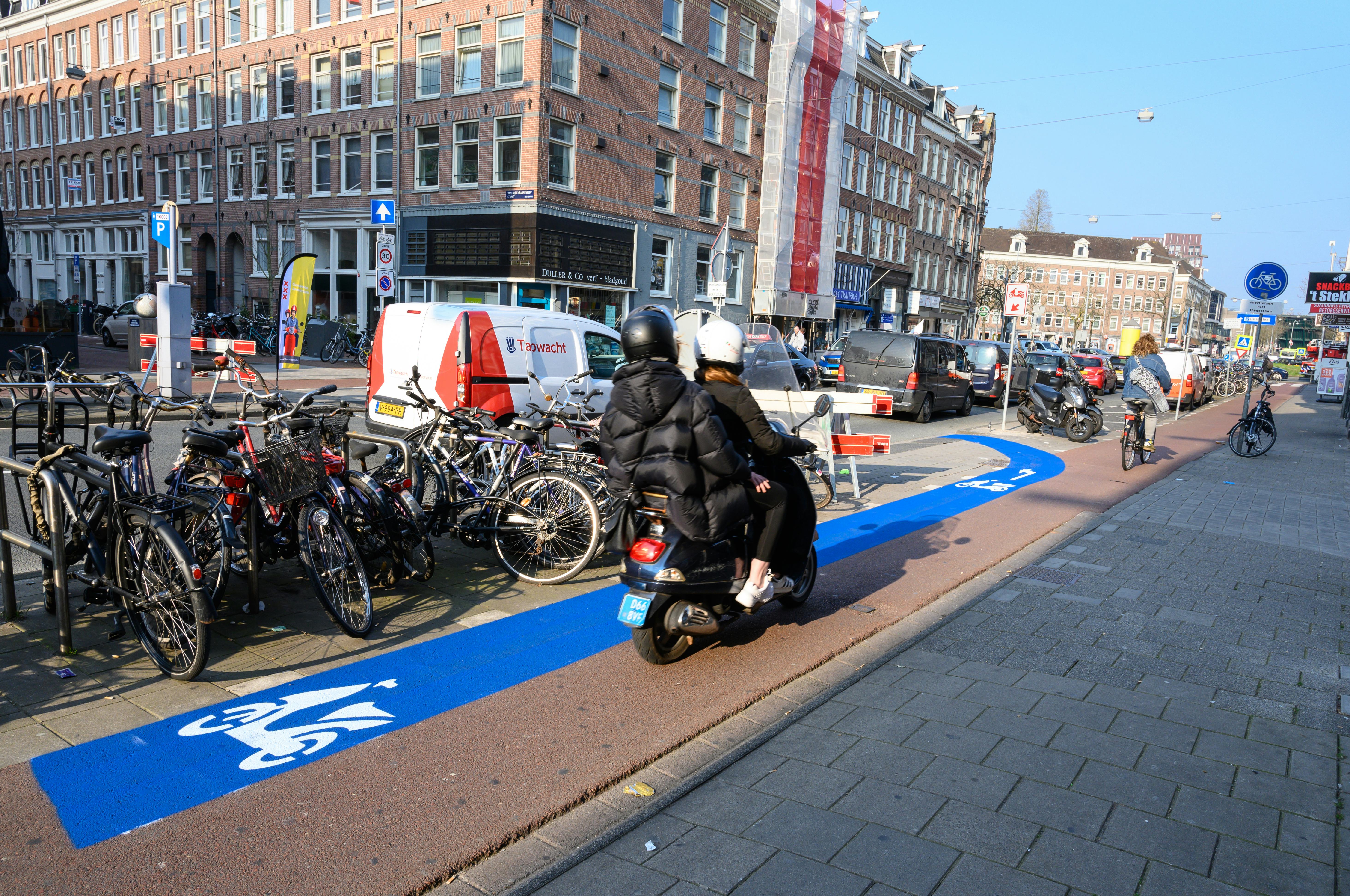 Door de grootstedelijke perikelen rond helmdraagplicht en de verplaatsing naar de rijbaandeden richtten veel kopers hun belangstelling op de bromfiets. Foto Richard Mouw