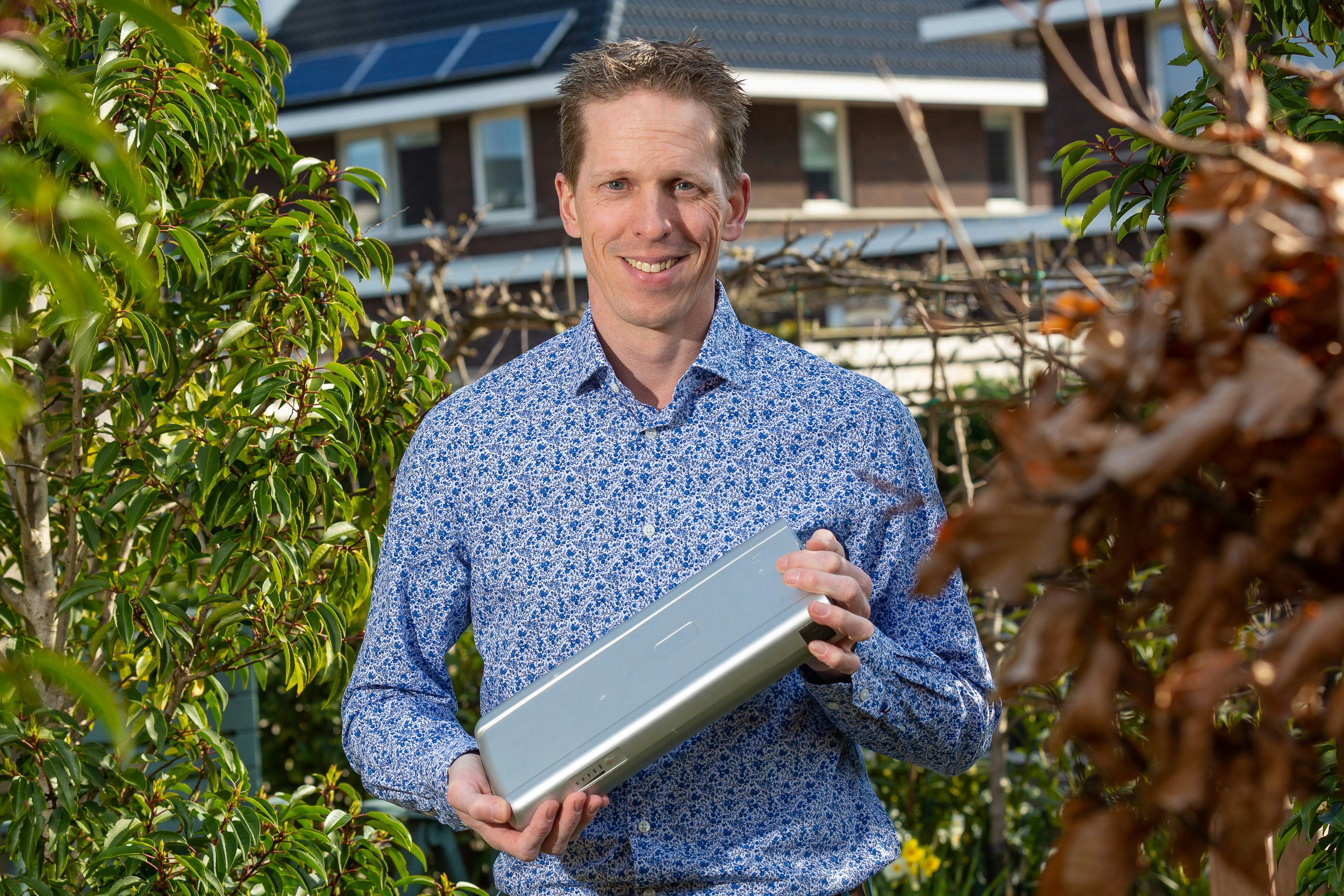 Register Risicoprofessional Ronald Koster: “Lithium batterijen kunnen altijd instabiel worden, ook omdat ze steeds kleiner en krachtiger worden. Deze ontwikkeling heeft invloed op de componenten: er wordt bezuinigd op onderdelen. Immers de capaciteit neemt toe en de behuizing wordt compacter. Bovendien zijn zaken als vallen en botsen slecht voor een batterij, dan kan het misgaan.” (foto Diederik van der Laan)