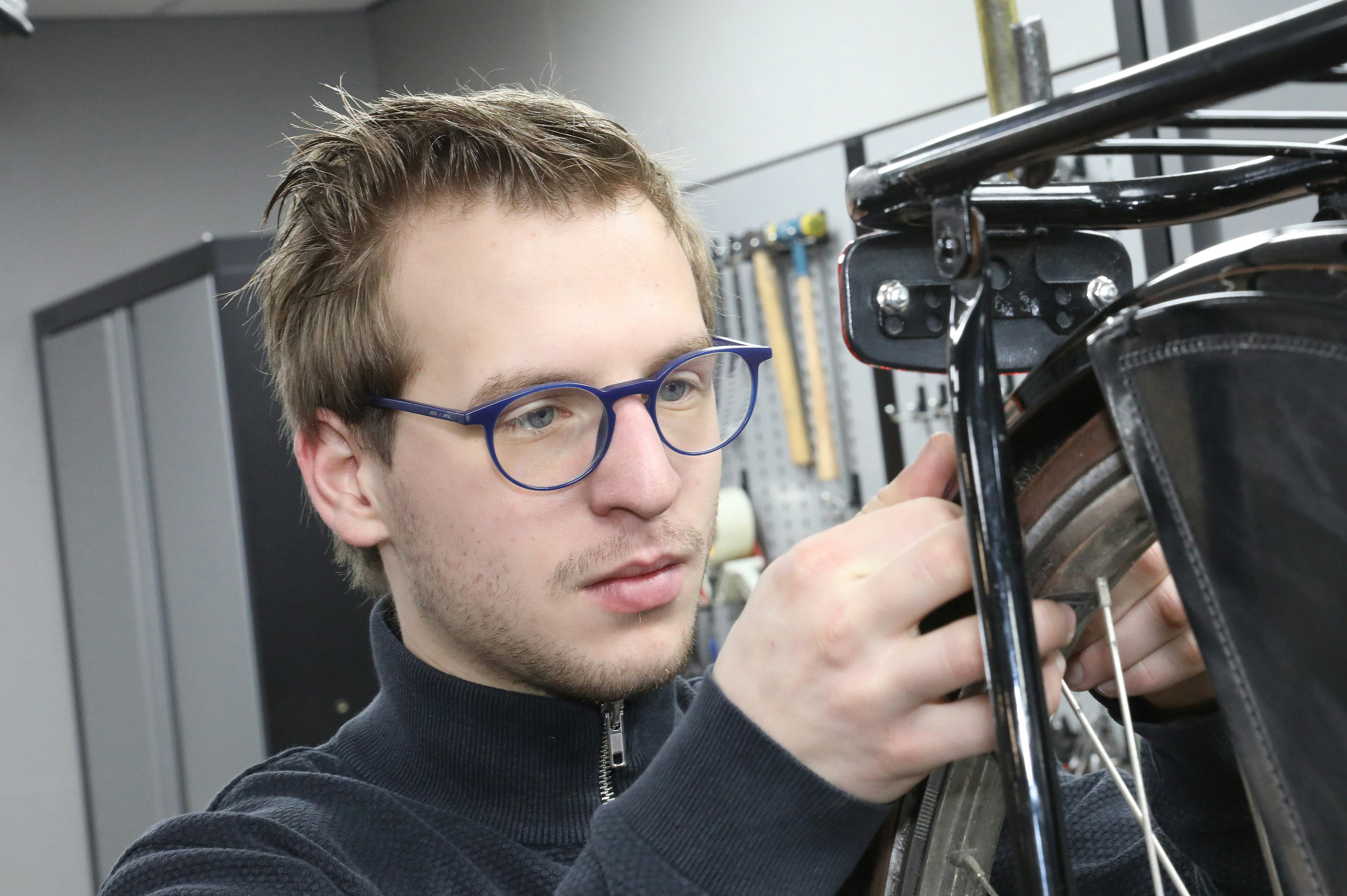 Voor de moderne tweewielerzaak is het essentieel geschikt personeel te hebben. Maar steeds minder scholieren kiezen voor het vak, waardoor het vakmanschap verdwijnt.