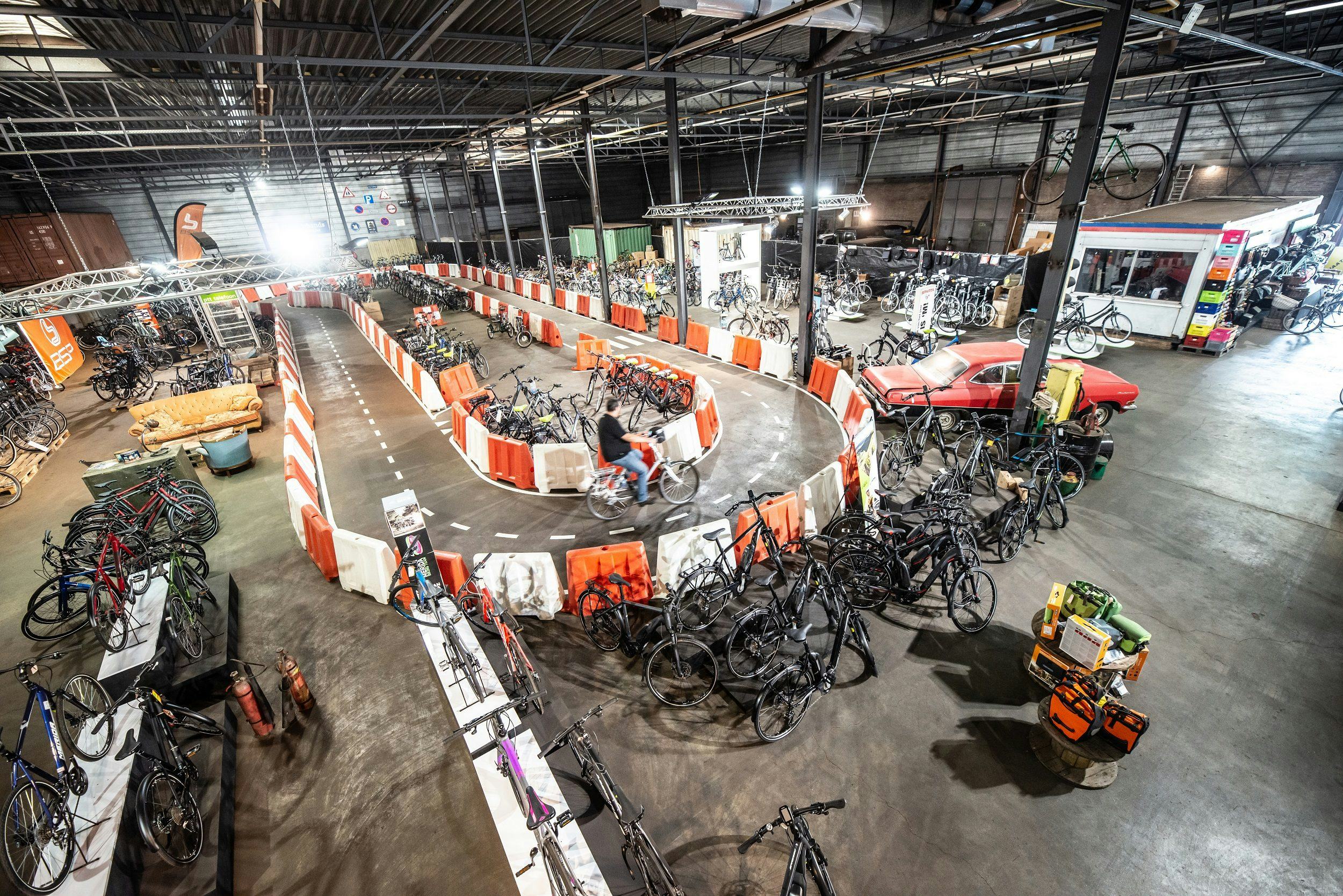 Hart van de winkel is de testbaan waarop klanten naar hartenlust fietsen kunnen proberen