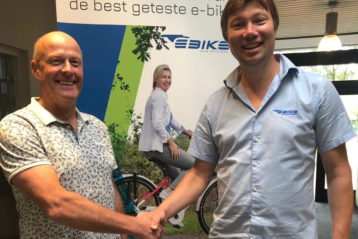 Ronny Crokaert van Intercycle (links) en Rob Laarman van Ebike Das Original bezegelen de samenwerking met een ferme handdruk.
