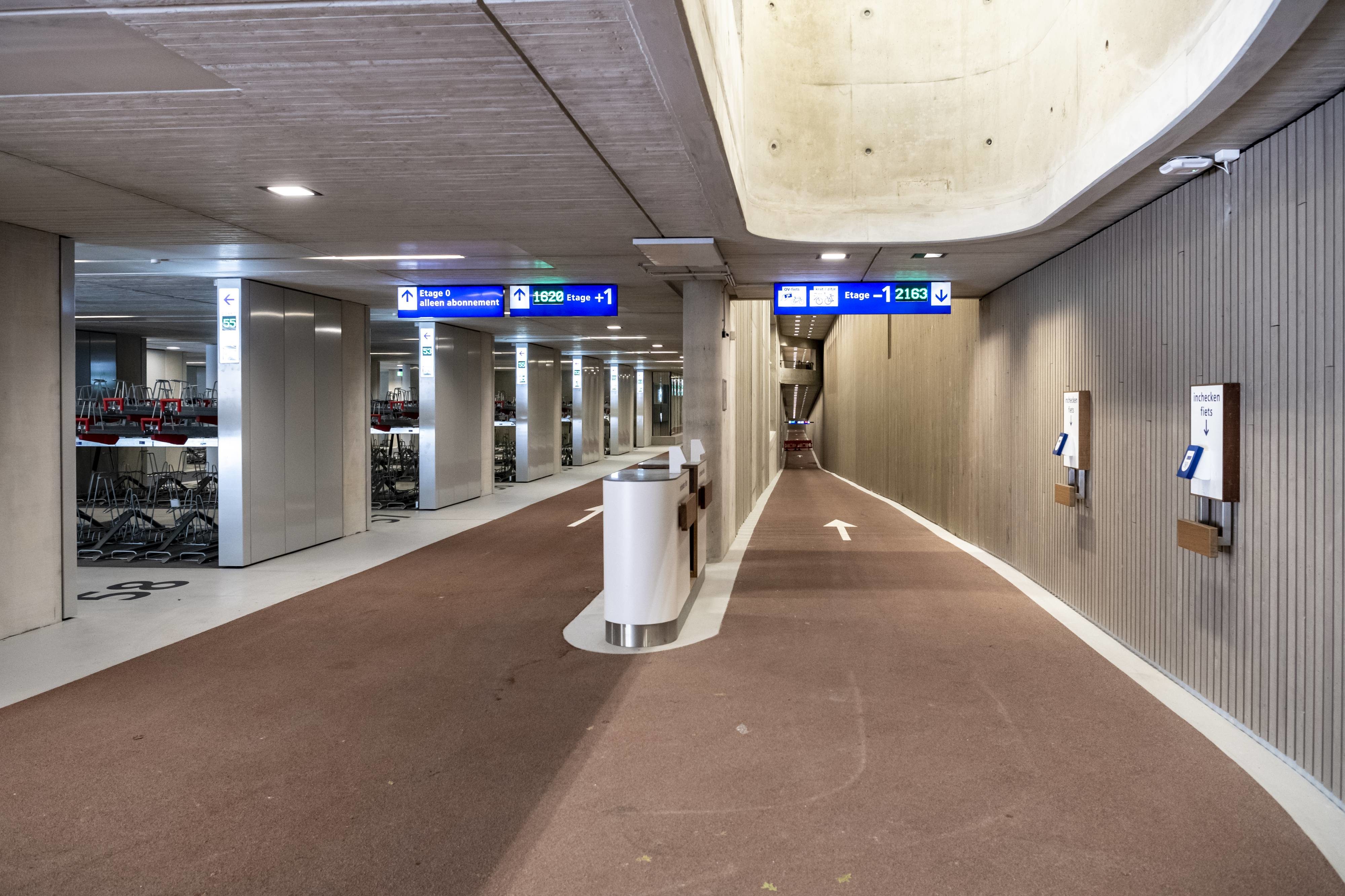 Tijdens de opening van de nieuwe fietsparkeerstalling bij het Centraal Station in Utrecht maakte Staatssecretaris Van Veldhoven (Infrastructuur en Waterstaat) bekend dat de Nederlandse Fietscultuur is voorgedragen voor de nationale lijst van immaterieel erfgoed.