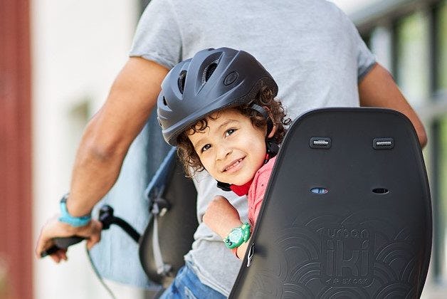 Helmpjes ook voor de kleintjes in een fietszitje
