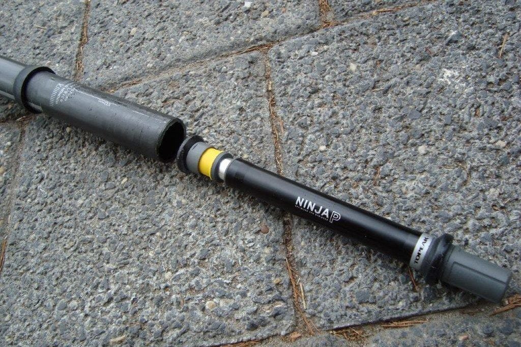 De Ninja P schuif je eenvoudig in de zadelpen. Rubberen ringetjes houden hem op z’n plek.