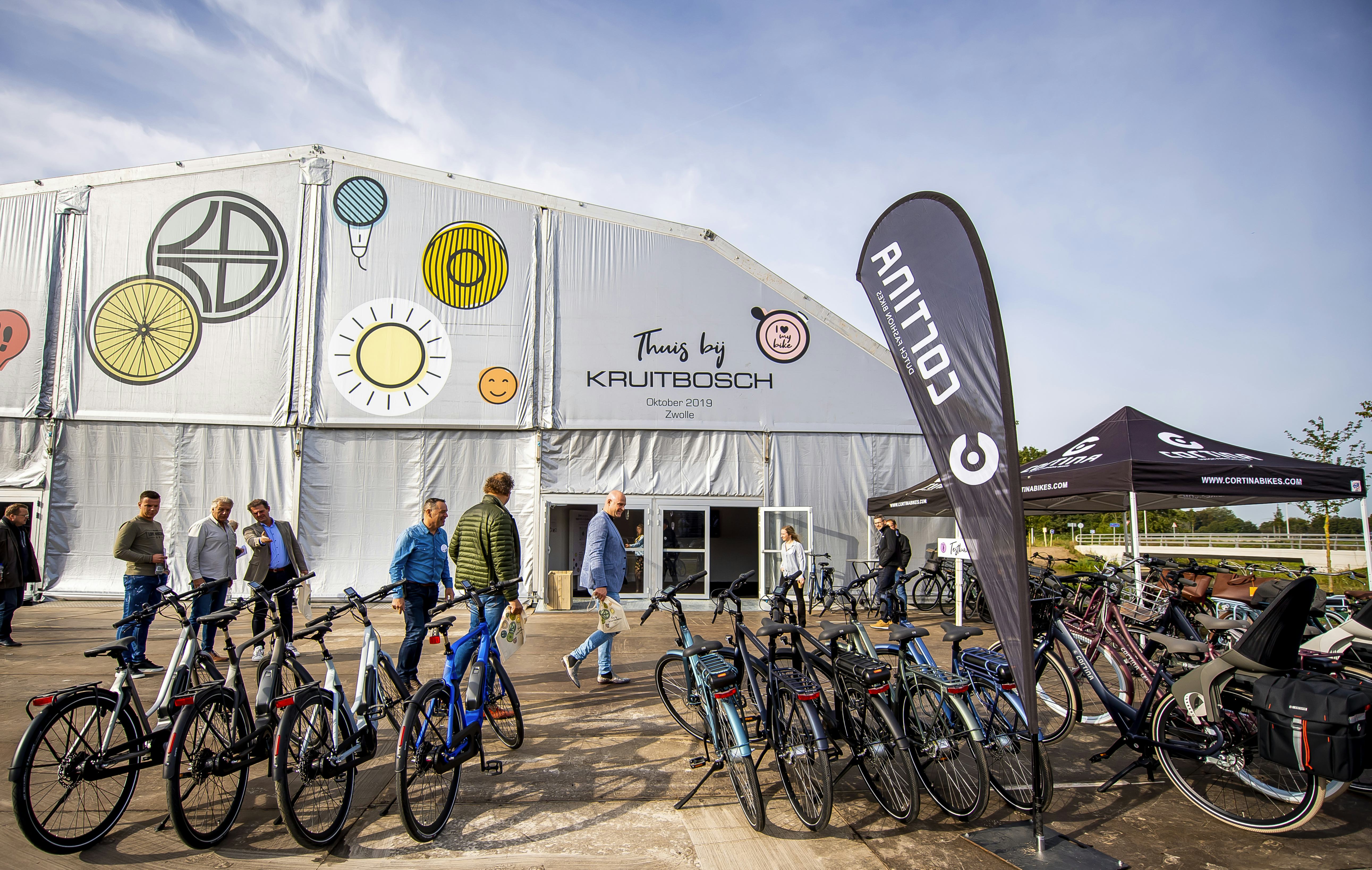 Kruitbosch ontvangt haar dealers in coronajaar 2020 niet fysiek thuis in Zwolle of op een andere locatie, maar online. Het organiseren van digitale bijeenkomsten heeft volgens het bedrijf  vele voordelen. Het is schaalbaar, toegankelijk, milieubewust en terug te kijken.