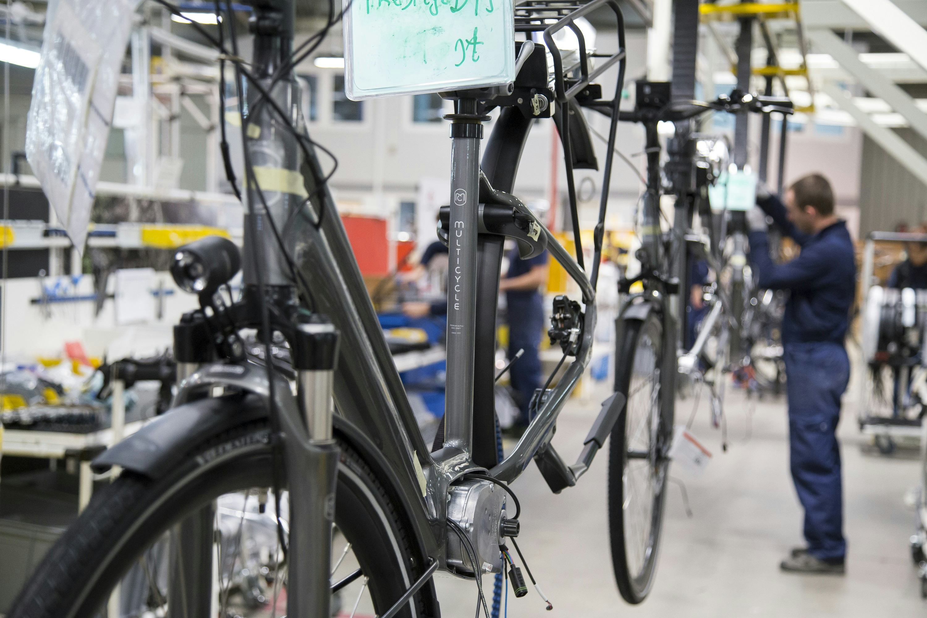 Multicycle wordt voortaan gemaakt bij Kross. Bij dit Poolse bedrijf is alles is strak georganiseerd, het personeel is zeer welwillend. Polen zijn een trots volk. Ze zijn trots dat ze hier mogen werken. Het personeelsverloop is daardoor ook laag.