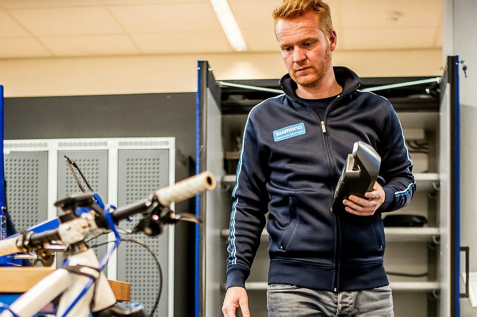 Investeren in een accu-opslagkast is één. De discipline opbrengen om hem ook daadwerkelijk te gebruiken is twee, maar wel essentieel.