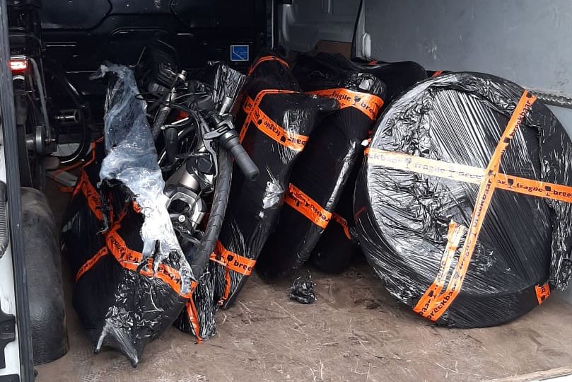 Diefstal van de met een zender uitgeruste fietsen brengt de ANWB en daarmee ook de politie regelmatig op het spoor van  opslagplaatsen van fietsendieven.