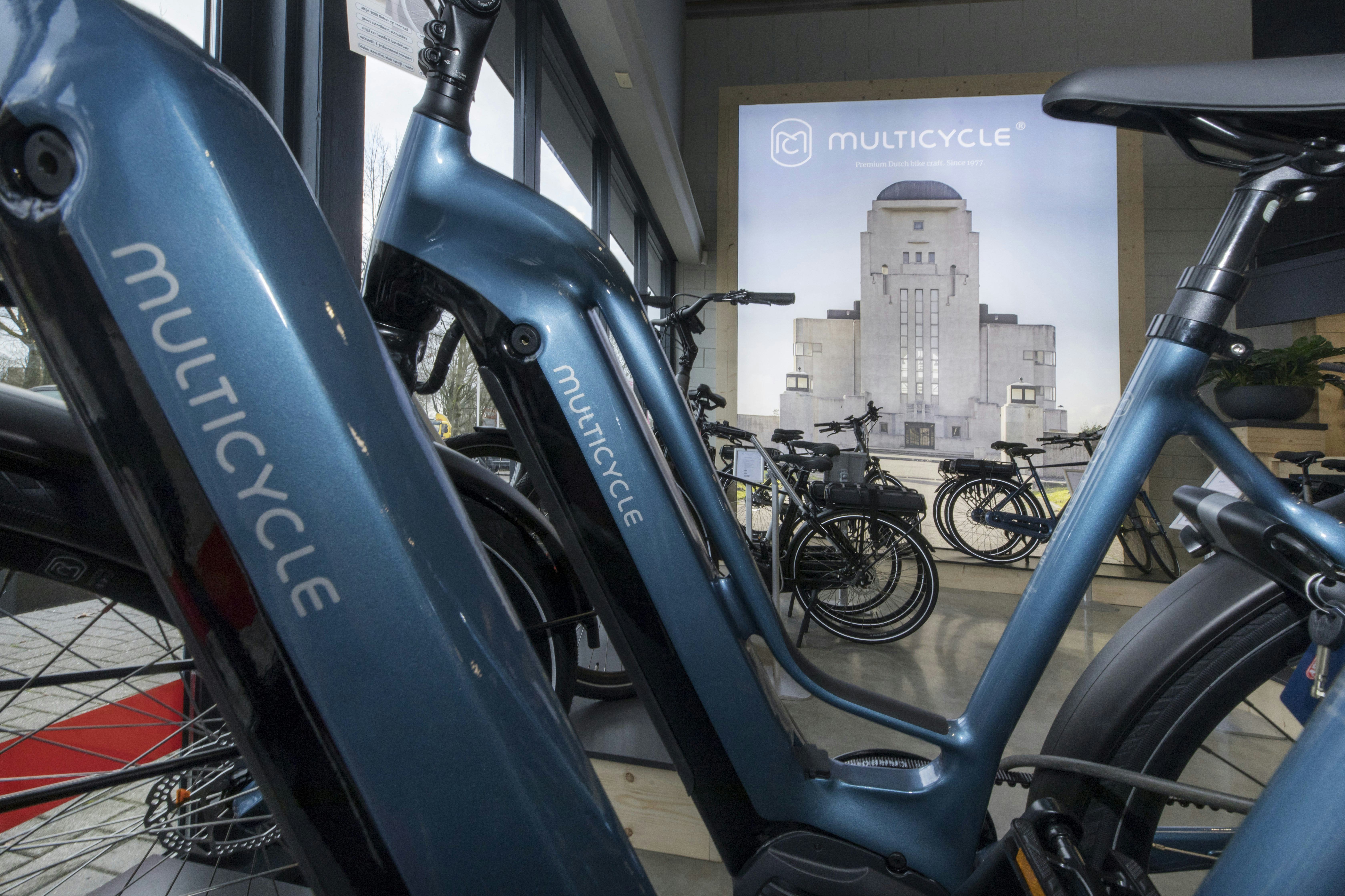 De experience centers worden aangekleed met op maat gemaakte, lokale branding. In het geval van De Fietsenmaker in Apeldoorn – het eerste experience center van Multicycle – is gekozen voor een prachtige foto van Radio Kootwijk.