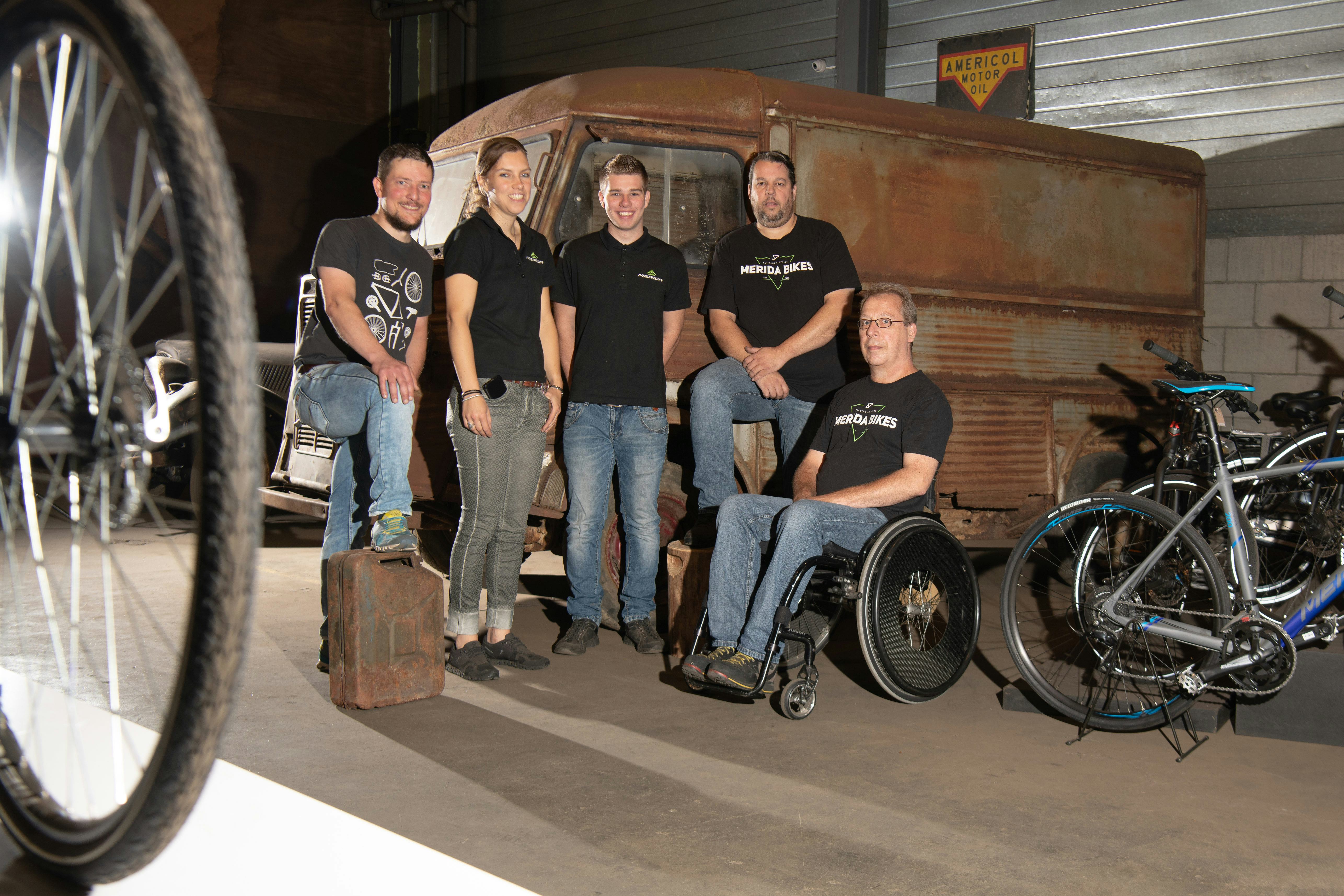 Het team van Theo Brüning in Ter Apel is specialist in gebruikte e-bikes. Elise Pastoor (tweede van links): “Om te voldoen aan de grote vraag kopen we zelfs op bij collega’s.”