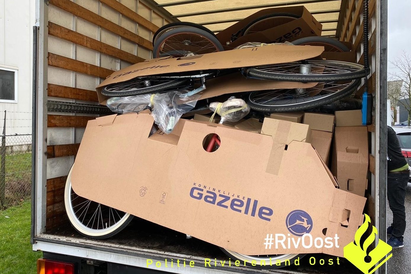 In Duiven is door de politie een vrachtwagen vol gestolen fietsen aangehouden (foto Politie Duiven)