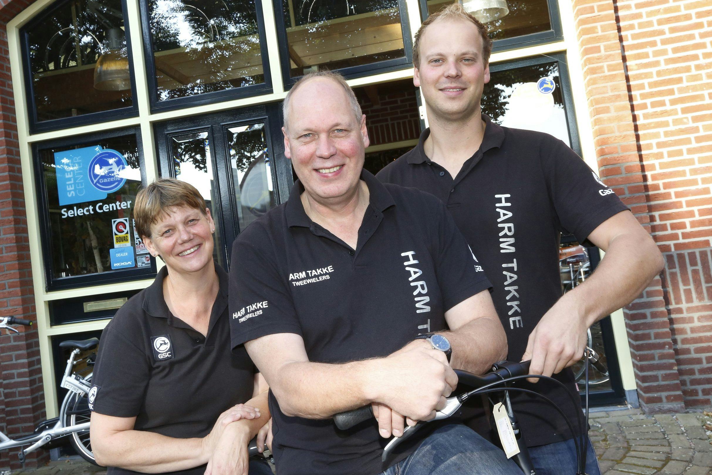 Martijn Takke (rechts) met zijn ouders Erna en Harm.