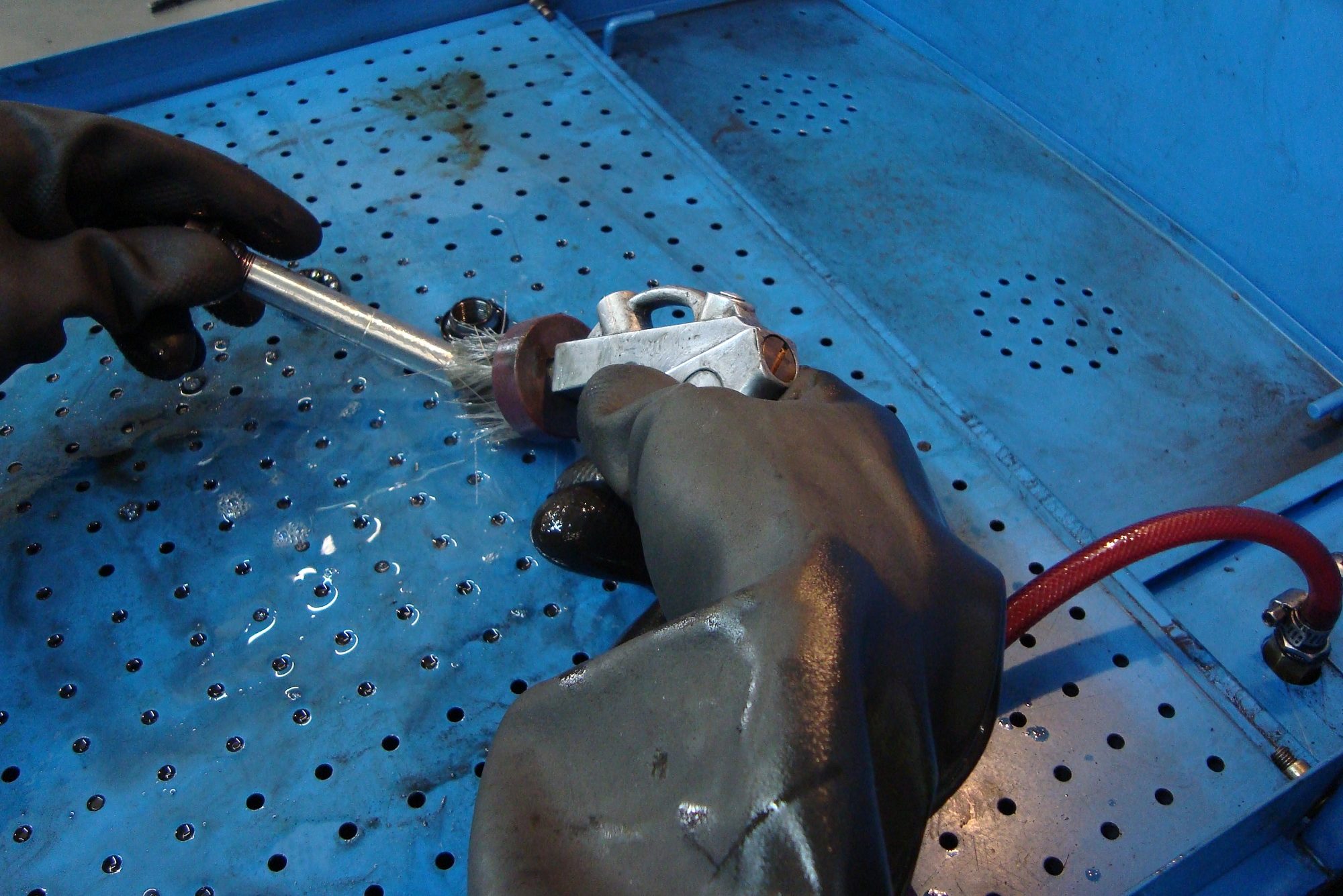 Na het verversen van de ontvettervloeistof gaat het reinigen van onderdelen weer een stuk sneller.