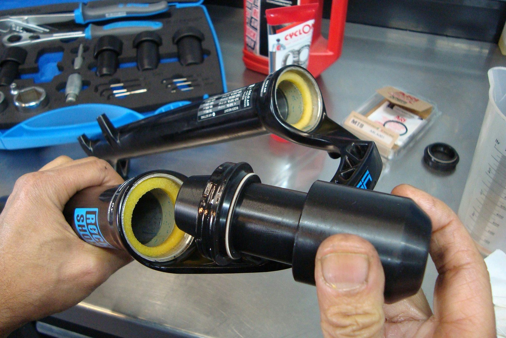 Het basisonderhoud van een geveerde voorvork kun je prima zelf doen. Tweewieler leert je hoe en wat.