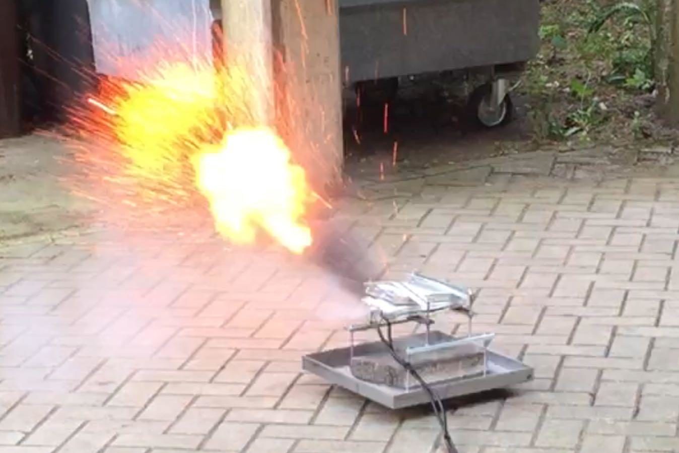 Deze testopstelling laat zien hoe explosief een lithiumaccu kan branden. 