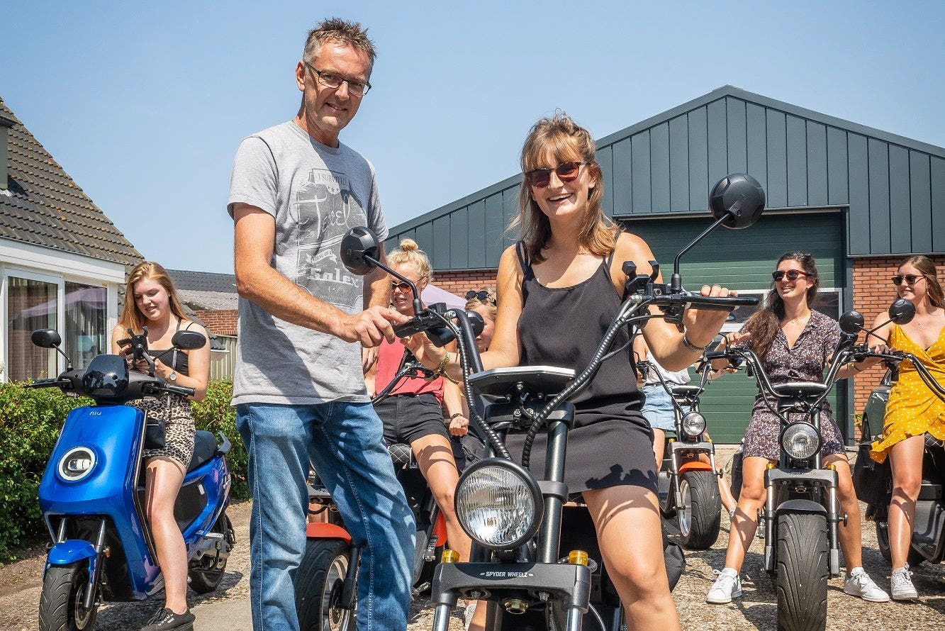 Michel Kuip: “In het eerste kwartaal heb ik nog wat verhuursolexen en -scooter af kunnen leveren. Maar nu is het heel stil. Voordeel is dat ik nu tijd heb om bijvoorbeeld een oude Kreidler op te knappen.” (Foto Stefan Krofft Fotografie)