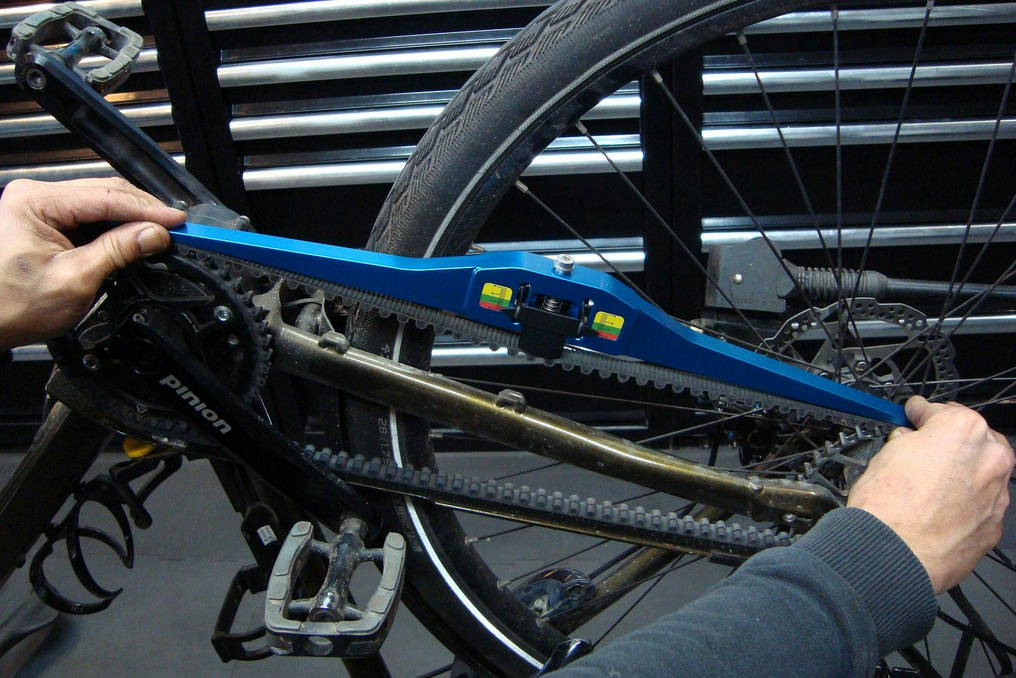 De tension tester van Gates is licht en stabiel. De spanning van de riem kan zowel aan de boven- als de onderzijde worden gemeten.