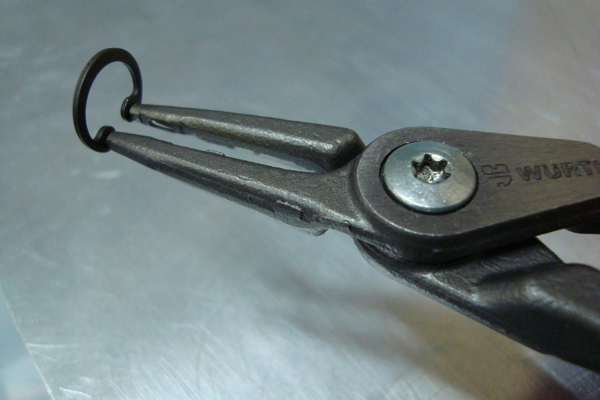 De 0714 01 02 van Würth bewijst goede diensten bij het de- en monteren van de kleinste borgveertjes.