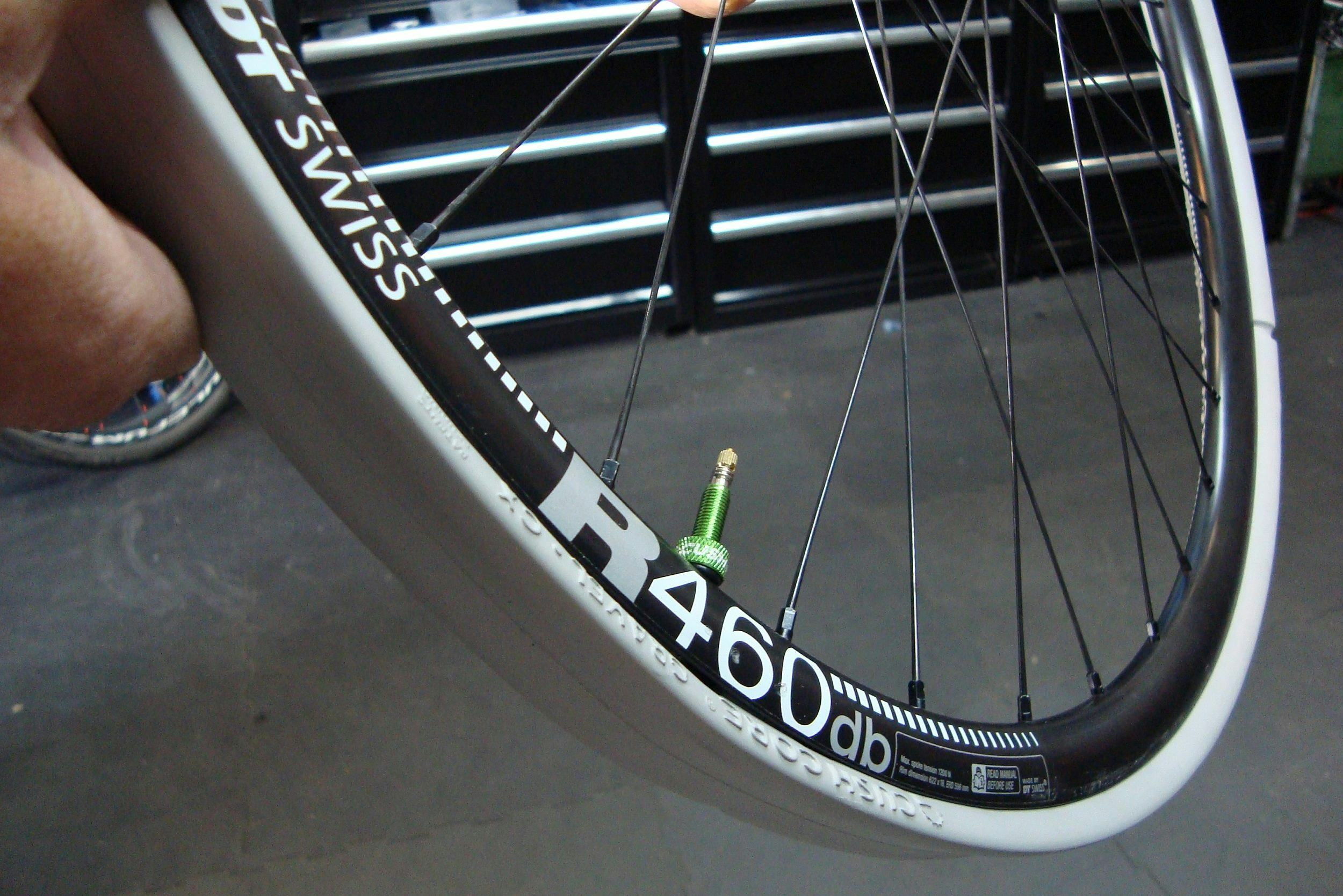 Deze ogenschijnlijk simpele ring van foam maakt een tubeless-systeem nog veiliger en betrouwbaarder.