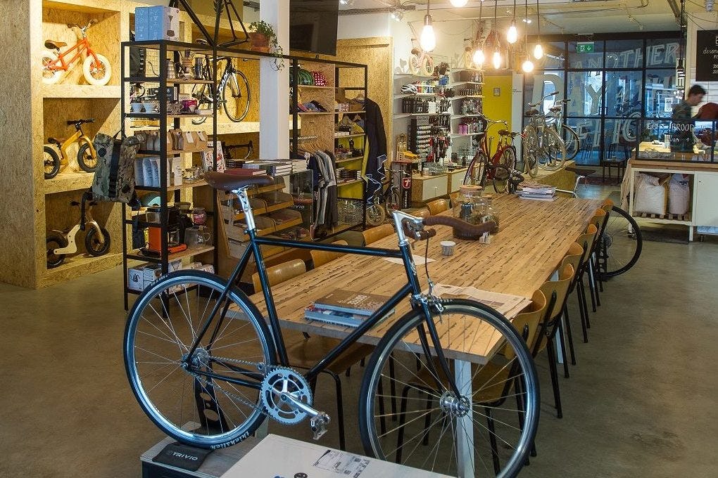 Koffiebar en fietsenwinkel Kamu in Breda. Foto Peter Roek