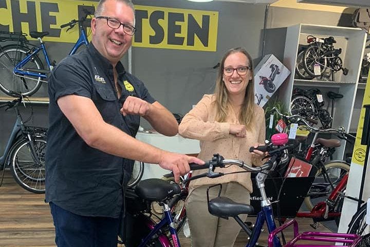 Randy Jaspers krijgt de winnende fiets van Azor-dealer Guill van de Ven uit Tilburg.