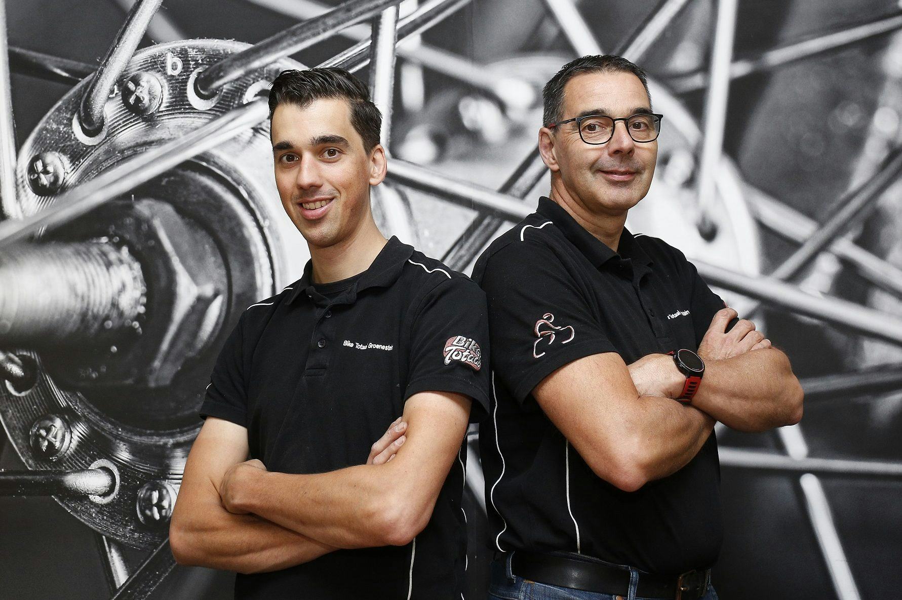 Zoon Patrick (links) en vader Peter Groenestein vullen elkaar goed aan in de winkel van Bike Totaal Groenestein in Hoogland.