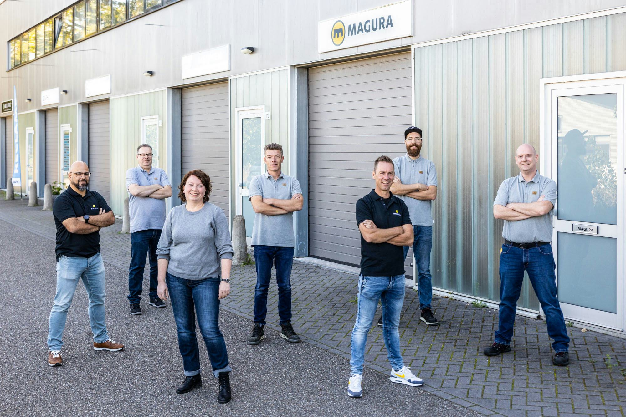 Het Benelux-team van Magura Bosch, met helemaal links Steffen Raven en Edwin Hofstee (derde van rechts, met het donkere shirt), de twee nieuwe buitendienstmedewerkers.