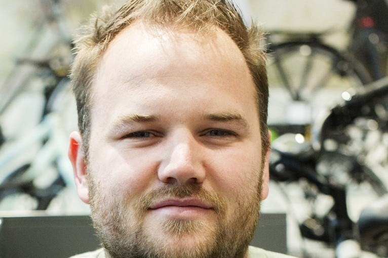 Mark Vriend: “De online markt is in Nederland van zeer hoog niveau – kijk naar Bol.com en Coolblue – en dat drijft andere ondernemers ook naar een hoger niveau. In de fietshandel zie ik dan dat je e-bike thuis geleverd krijgt en aan huis gerepareerd worden als er een probleem is.”