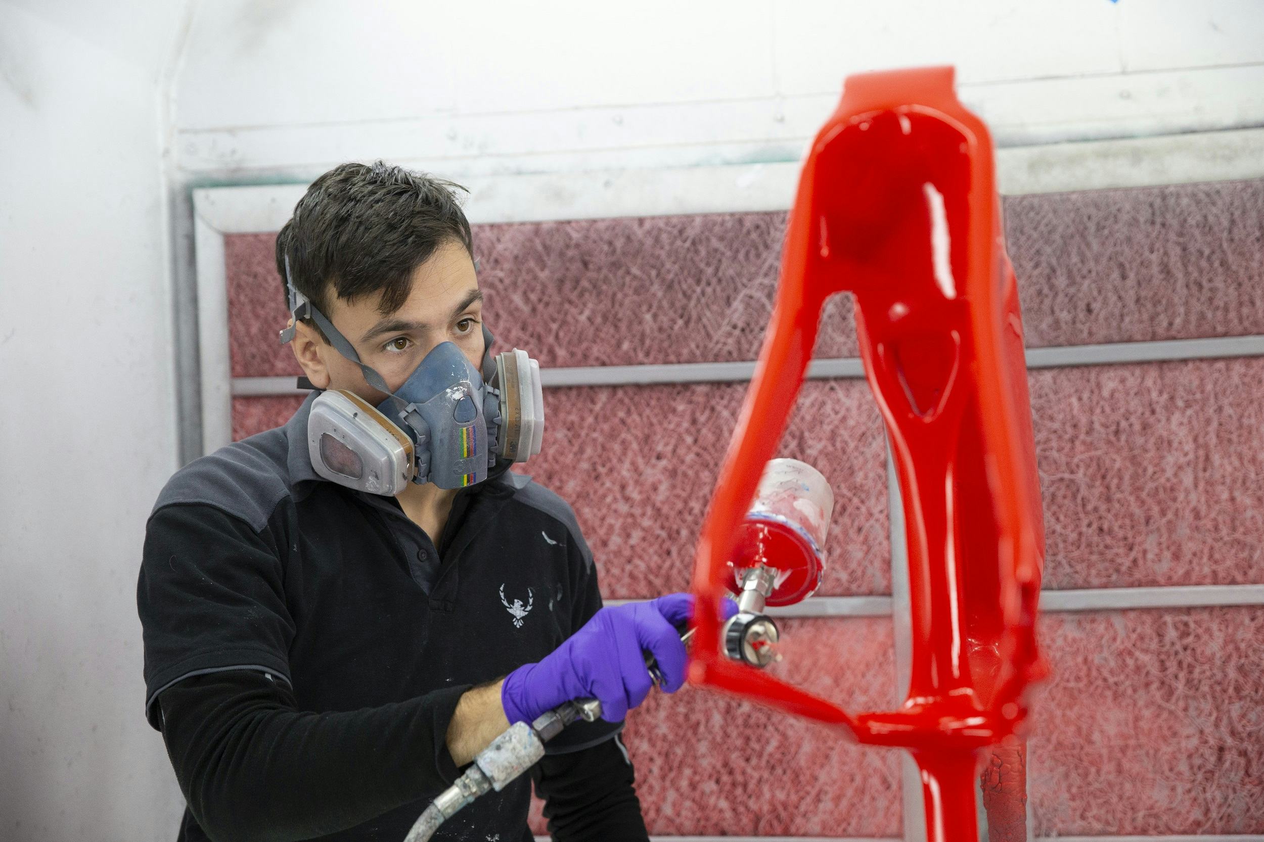 Jim Cranen: “We werken veel voor de profploegen, maar de grootste omzet halen we uit reparatie- en spuitwerk voor tweewielerzaken en particulieren."