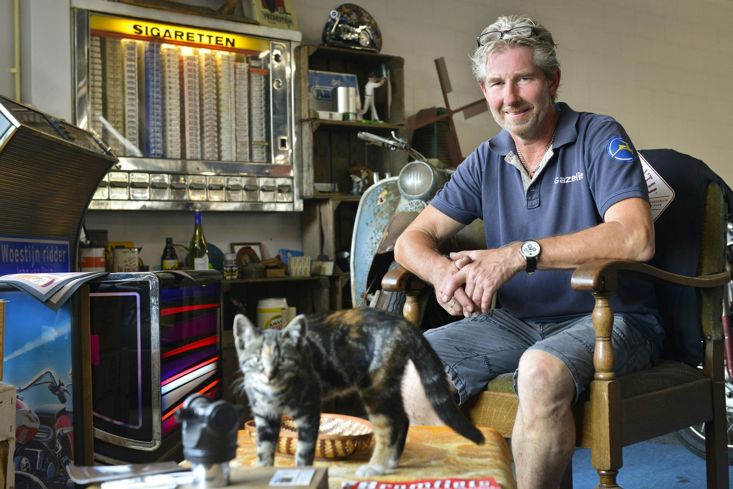 John van Duin heeft in zijn winkel een compleet museum ingericht. Maar het is tegelijk een moderne zaak waar service hoog in het vaandel staat en topmerken topmerken als Gazelle, Union, Klever, Kymco, Vespa, AGM, Rieju, Mash en Ecooter worden verkocht.”