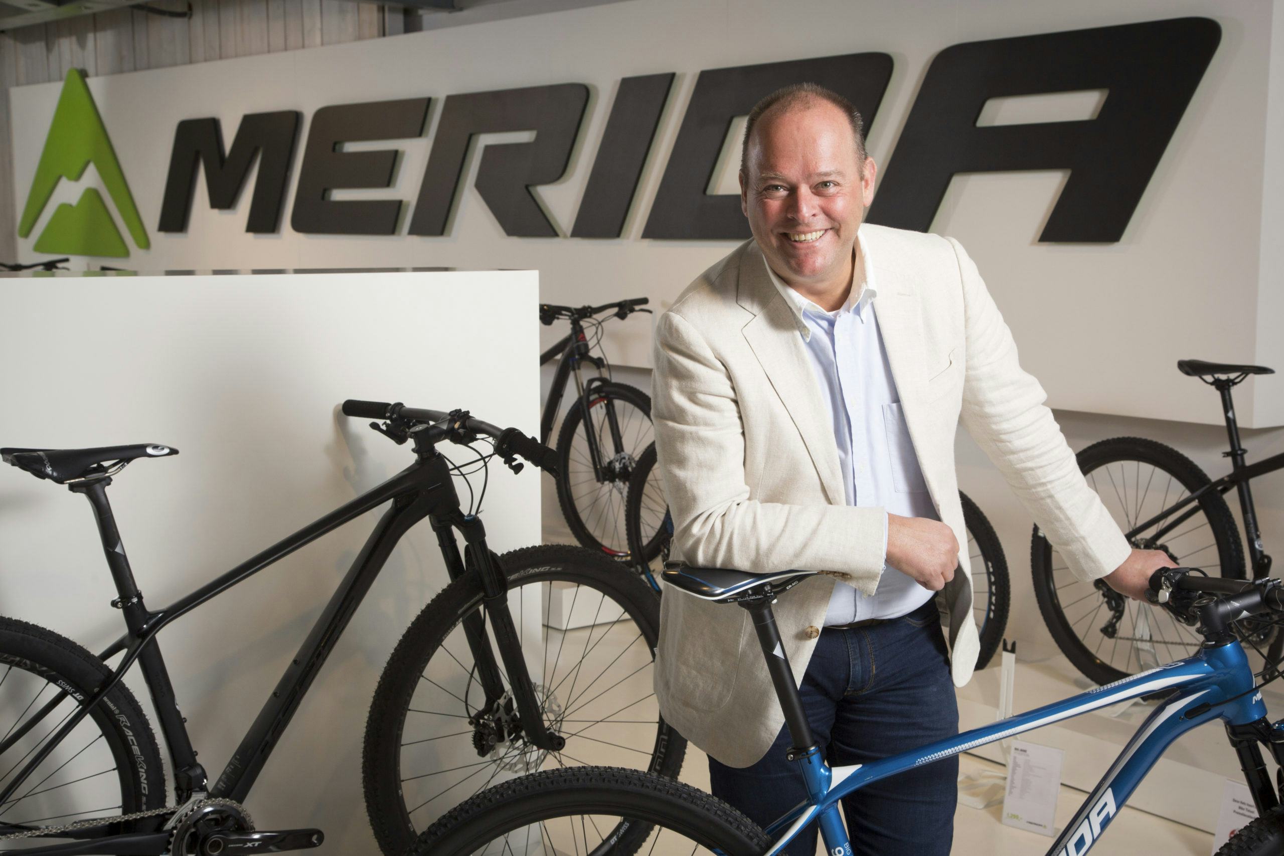 Peter Koperdraad, directeur van Merida Benelux: “In de huidige markt valt ons op dat alles weer ‘back to normal’ is. Het is bij bedrijven waanzinnig druk qua onderhoud en reparatie, het logische gevolg van de hausse aan verkopen. Dit herhaalbezoek biedt kansen voor de verkoop van onderdelen en accessoires en is goed voor de werkgelegenheid.”