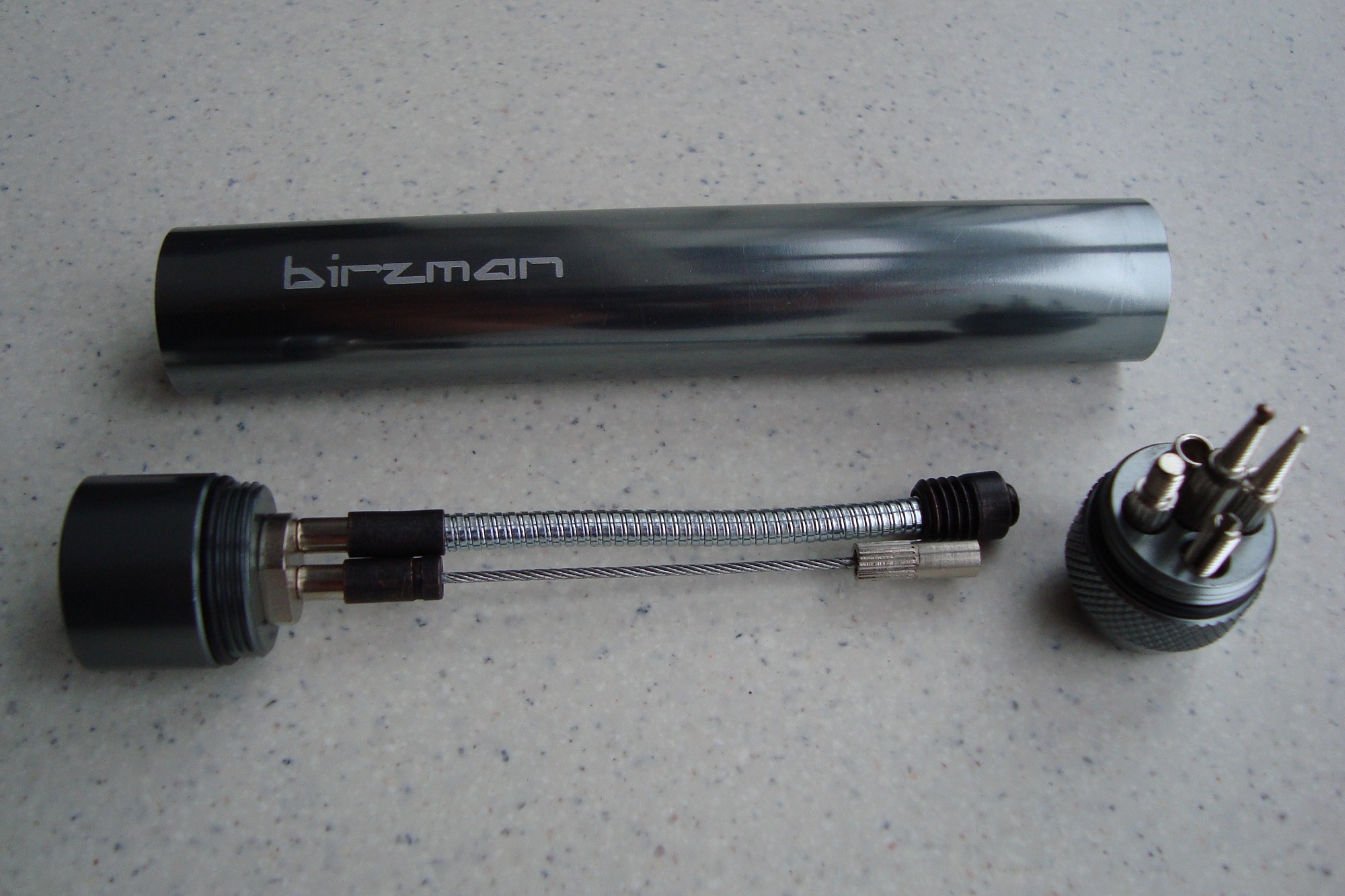 Alle benodigde hulpmiddelen om een leiding of kabel door het frame te trekken zitten keurig in de internal routing kit. Niet zichtbaar is naald in het uiteinde, waarmee je een afgekorte kabel/leiding weer mooi rond en open maakt.