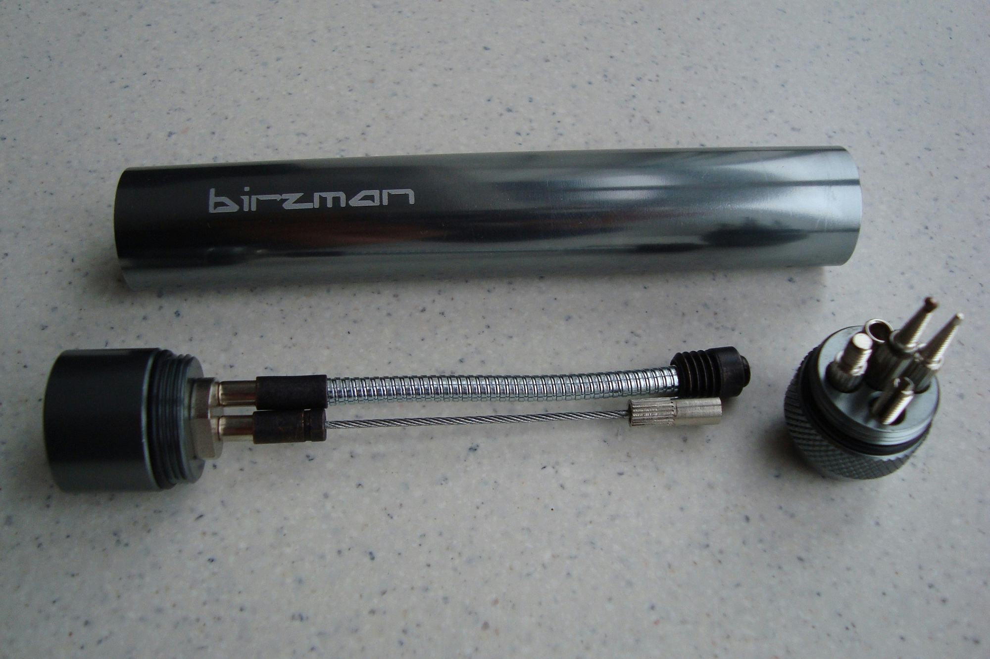 Alle benodigde hulpmiddelen om een leiding of kabel door het frame te trekken zitten keurig in de internal routing kit. Niet zichtbaar is naald in het uiteinde, waarmee je een afgekorte kabel/leiding weer mooi rond en open maakt.