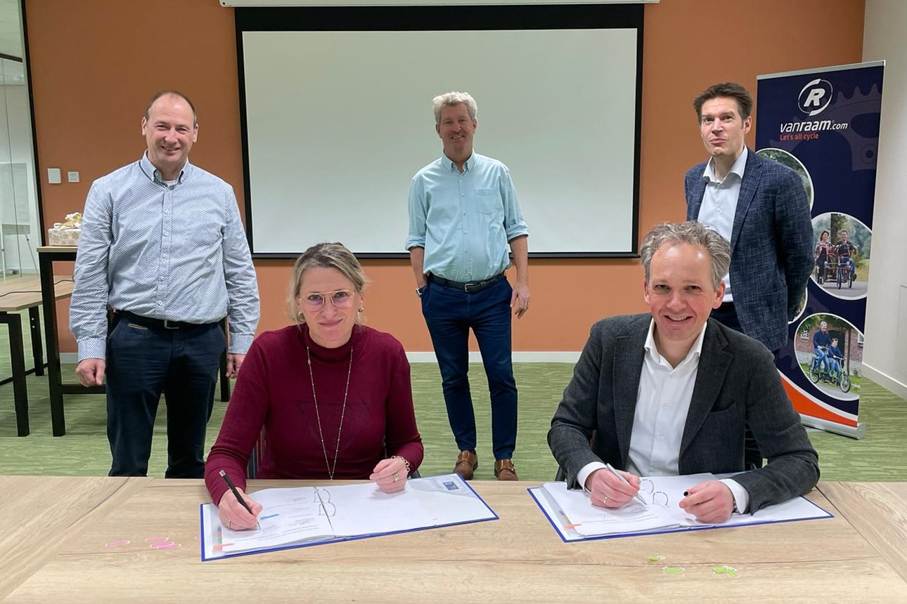 De overname van de fabriek in Polen door Van Raam wordt getekend. Van links naar rechts: Jan-Willem Boezel, Marjolein Boezel en Ronald Ruesink van Van Raam en Dirk Jan van den Hout en Alexander van den Hout van Lovink.