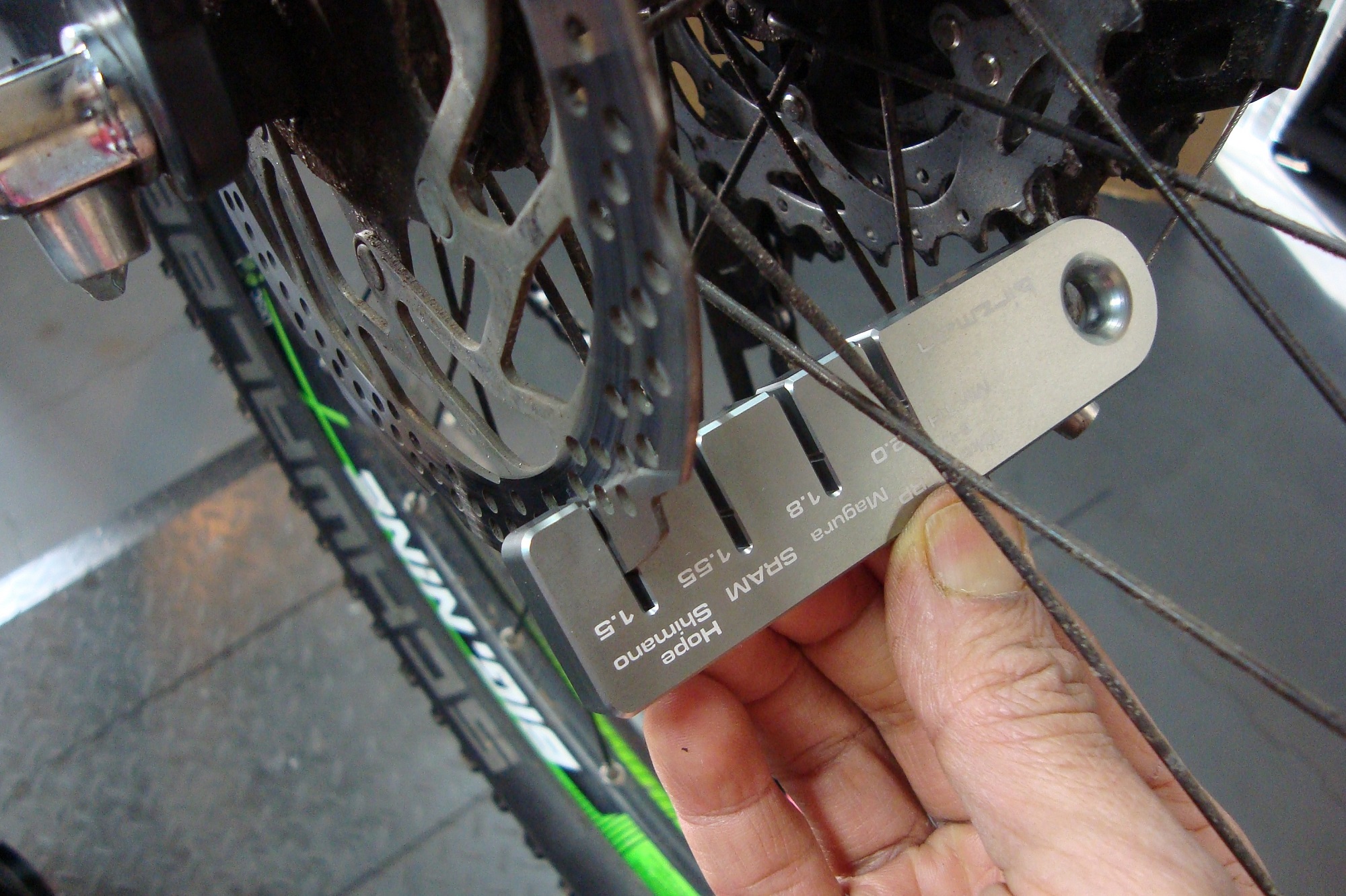 Met de rotor wear indicator meet je direct of de remschijf aan vervanging toe is.