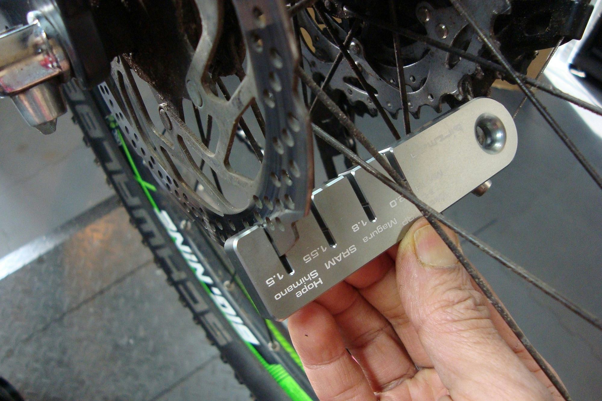 Met de rotor wear indicator meet je direct of de remschijf aan vervanging toe is.