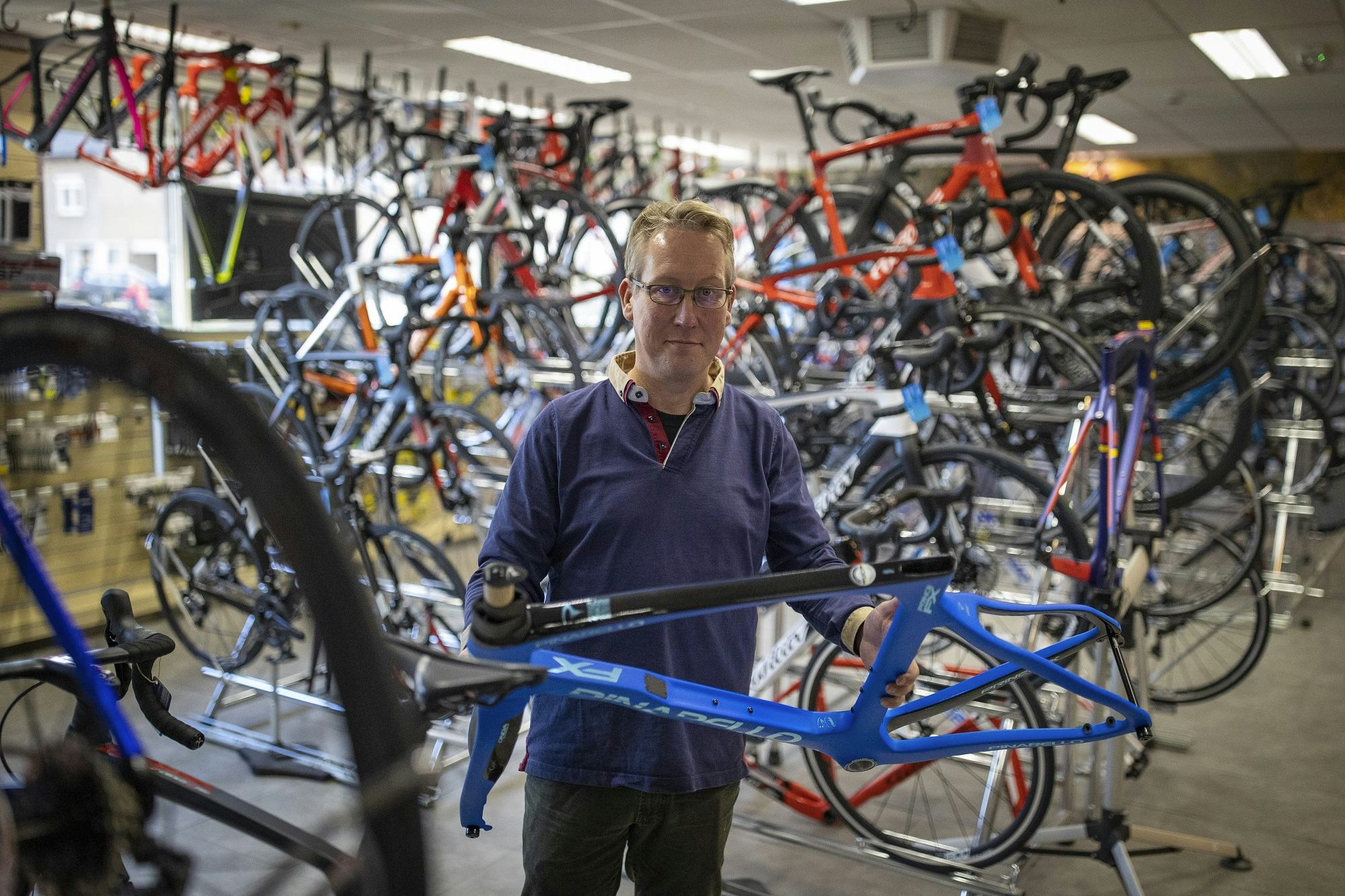 Math Salden was één van de eerste racespeciaalzaken met een webshop. Mede daardoor groeide de omzet van het Limburgs bedrijf afgelopen decennia – weliswaar met vallen en opstaan – flink. Een 100% webwinkel wil eigenaar Ralph Salden echter absoluut niet worden. De stenen snoepwinkel en persoonlijk contact met de klant blijft de stevige basis.