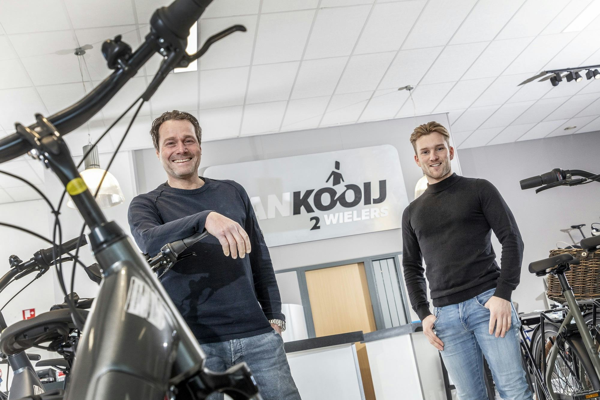 Maarten Akkers (links) met Frank Hendriks die als bedrijfsleider verantwoordelijk is voor de dagelijkse gang van zaken bij Jan Kooij 2wielers in Nijmegen.