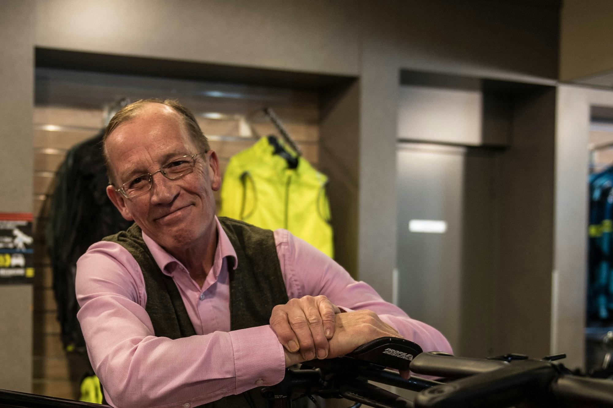 Ron Haker is etaleur in de tweewielerbranche en beschrijft in zijn blogs op Tweewieler.nl hoe hij tegen de tweewielerbranche aankijkt.