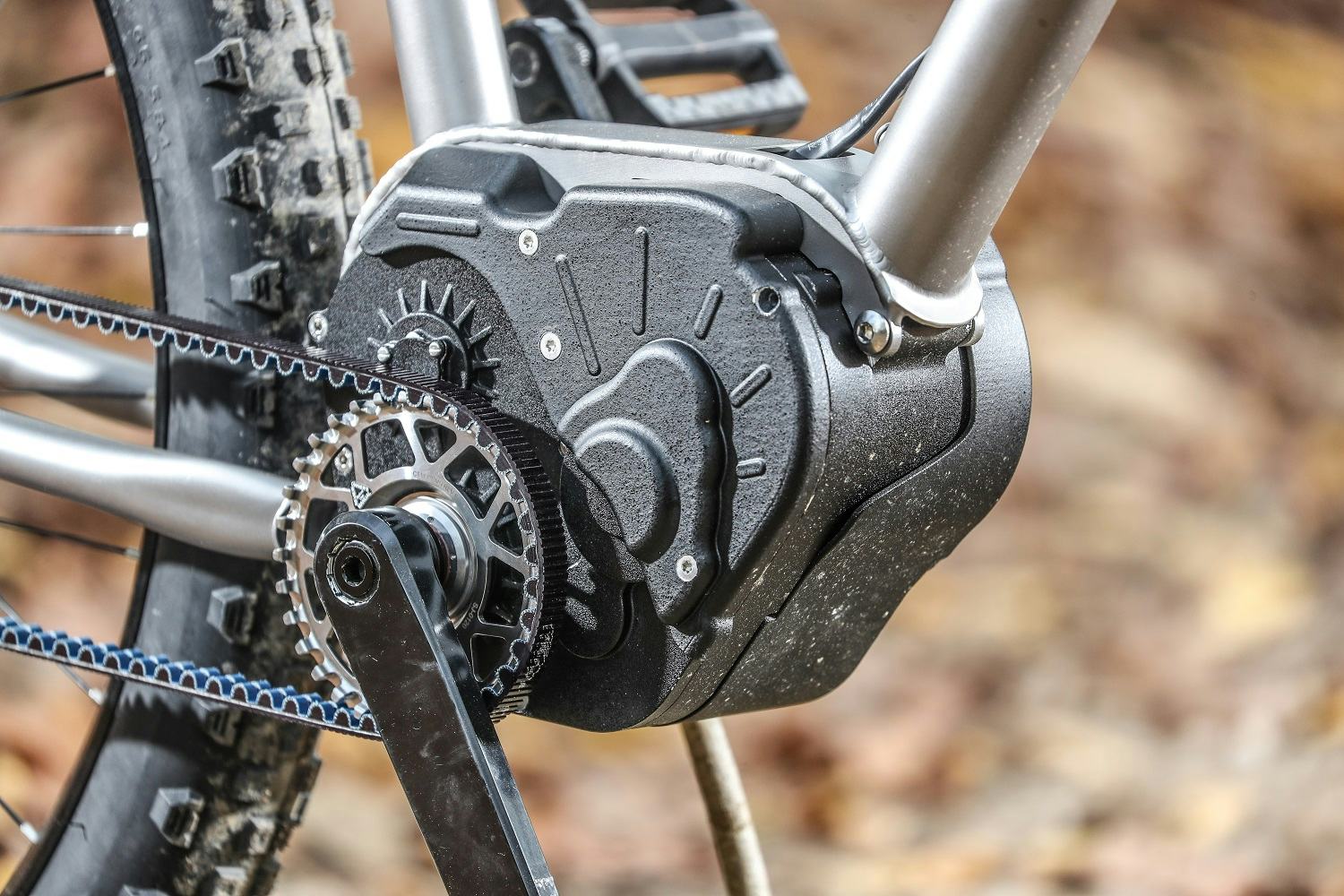 Het Smart e-Bike System van Valeo integreert een elektromotor en een adaptieve automatische transmissie. Met dit nieuwe elektrische ondersteuningssysteem past de e-bike zich aan de fietser aan.