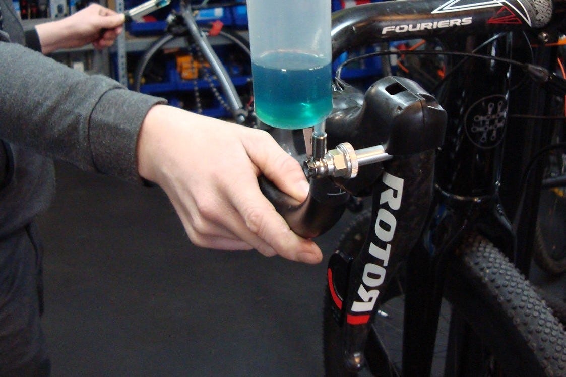 Vullen en ontluchten van een ROTOR derailleursysteem.