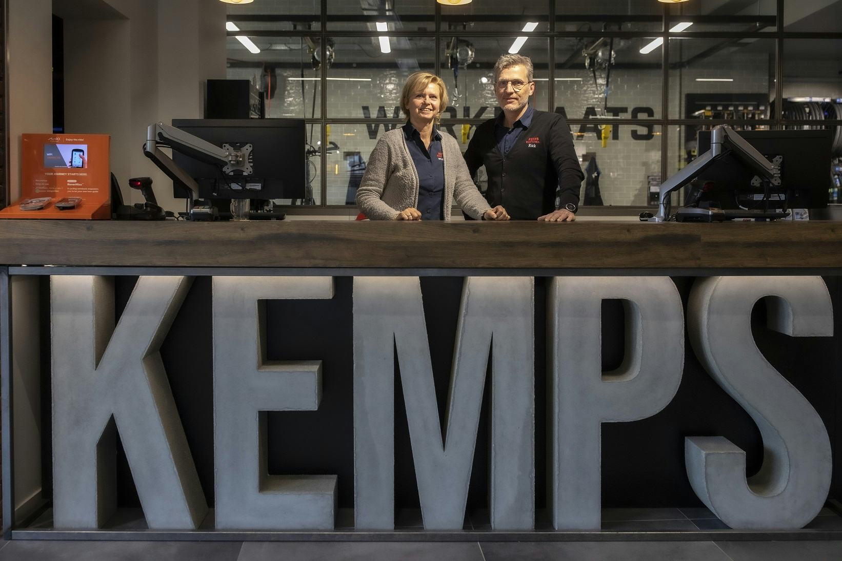 Mignonne en Rick Kemps achter de toonbank in hun hagelnieuwe winkel; een echte eyecatcher dankzij de grote betonnen letters. Waar normaal een toonbank heel duur en op maat gemaakt moet worden, bestaat deze uit een stalen frame met de letters en een blad erop.