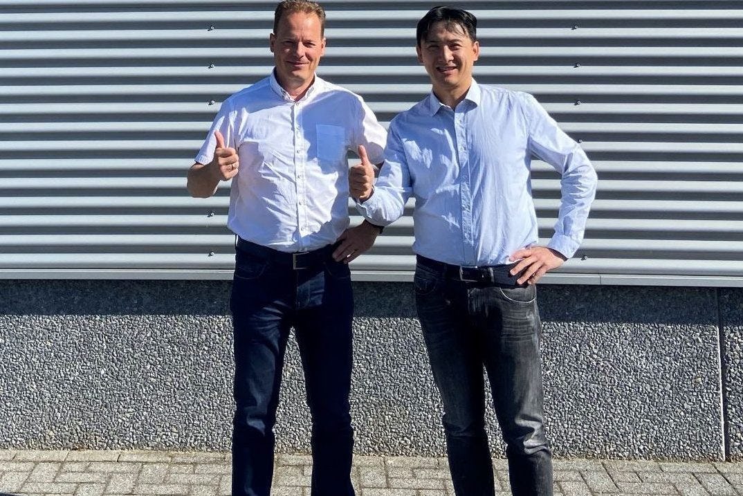 Jurgen Kruitbosch (links) met een vertegenwoordiger van Darfon.