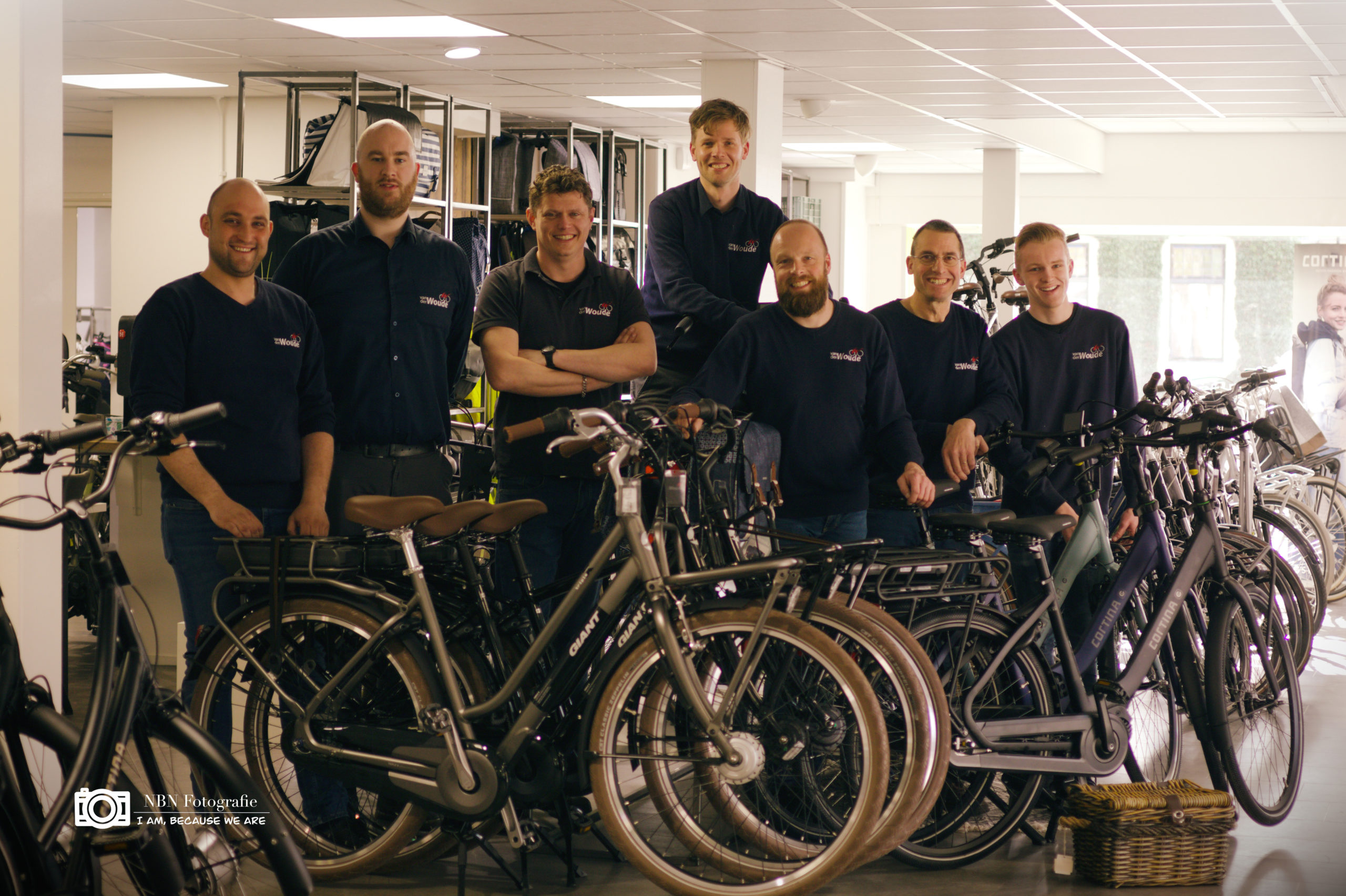 Het team van Van der Woude Fietsen in Franeker met uiterst rechts Senne, en direct links van hem Bert.