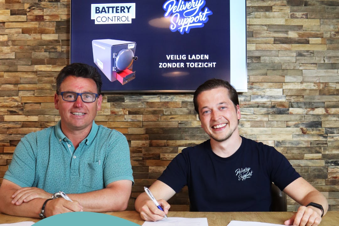 Tommy Heining en Dick van de Steeg tekenen de samenwerkingsovereenkomst tussen beide bedrijven.