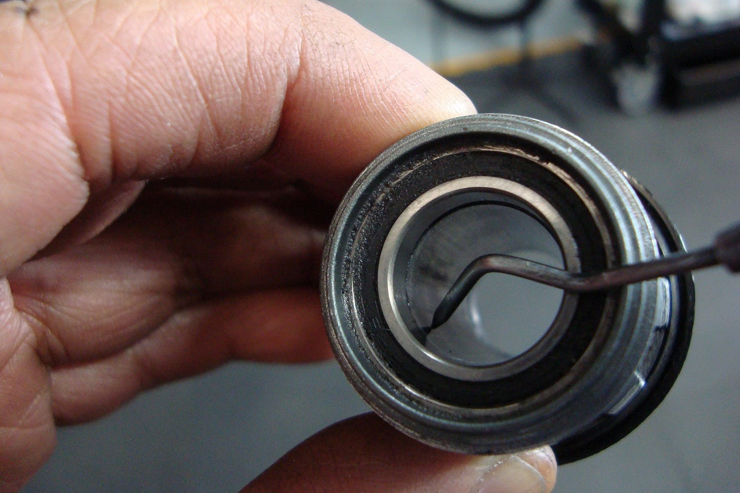 Hoe vervang ik nu dit lager? Die lagerbus zit echt in de weg.