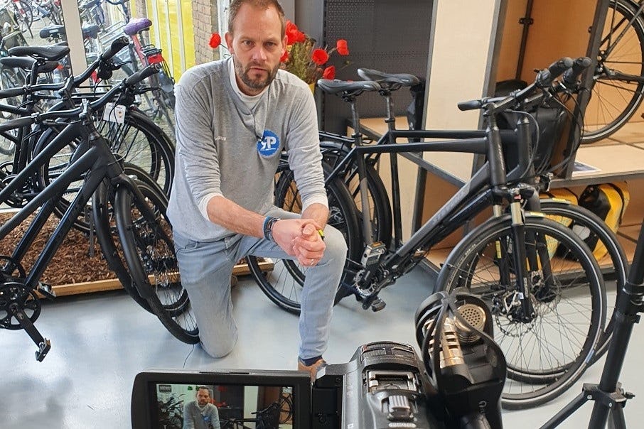 Roel Peerenboom zet YouTube heel gericht in voor zijn winkel. Zijn kanaal heeft veruit het grootste bereik van alle fietszaken. Peerenboom verkoopt er niet alleen meer fietsen door, maar verdient ook aan het kanaal zelf een jaarsalaris.